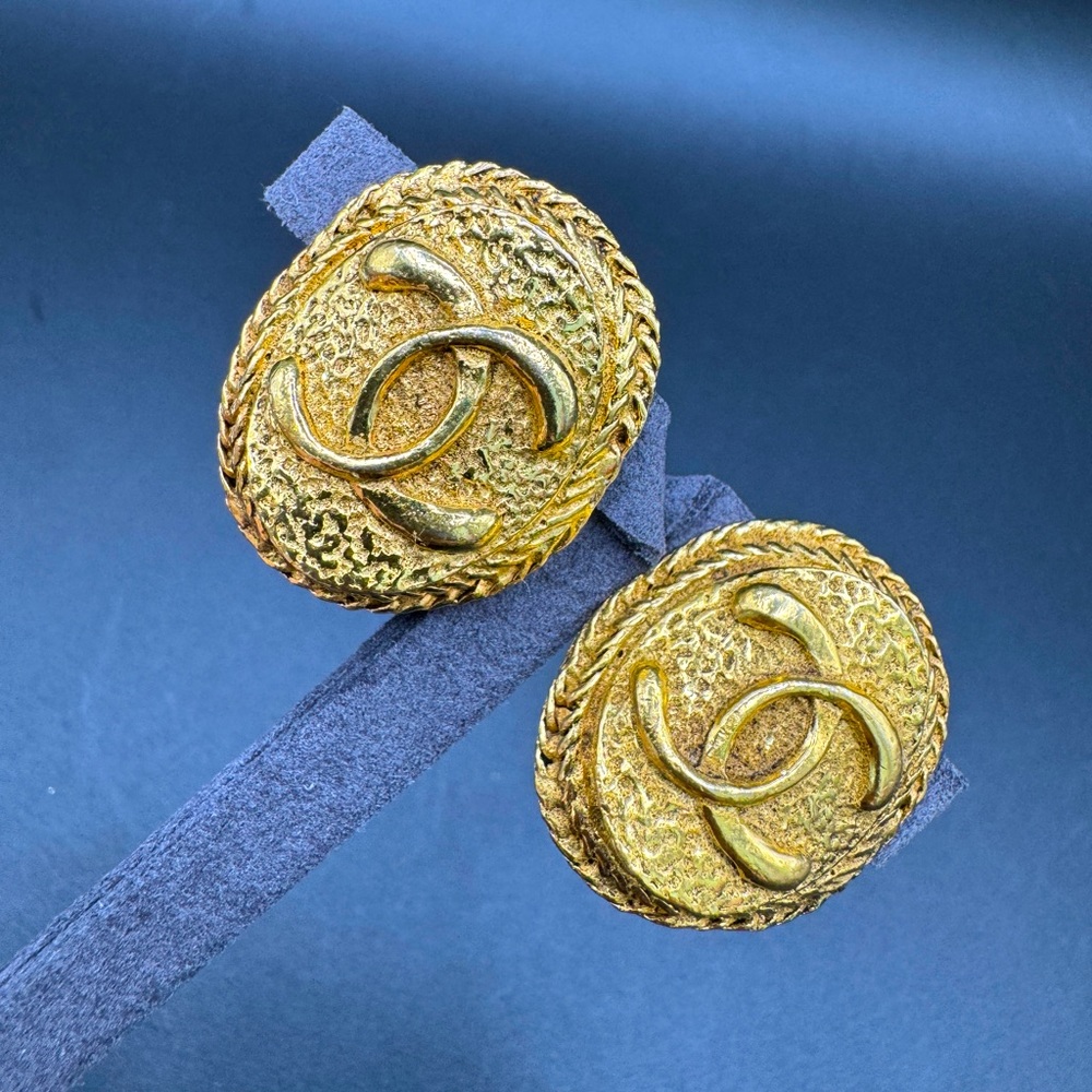 ❗️FINAL PRICE❗️LOT 826 70s beauty 24K gold plated Chanel vintage clip on earring